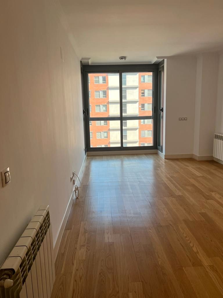 Dormitori de Apartament de lloguer en  Madrid Capital amb Aire condicionat, Jardí privat i Forn
