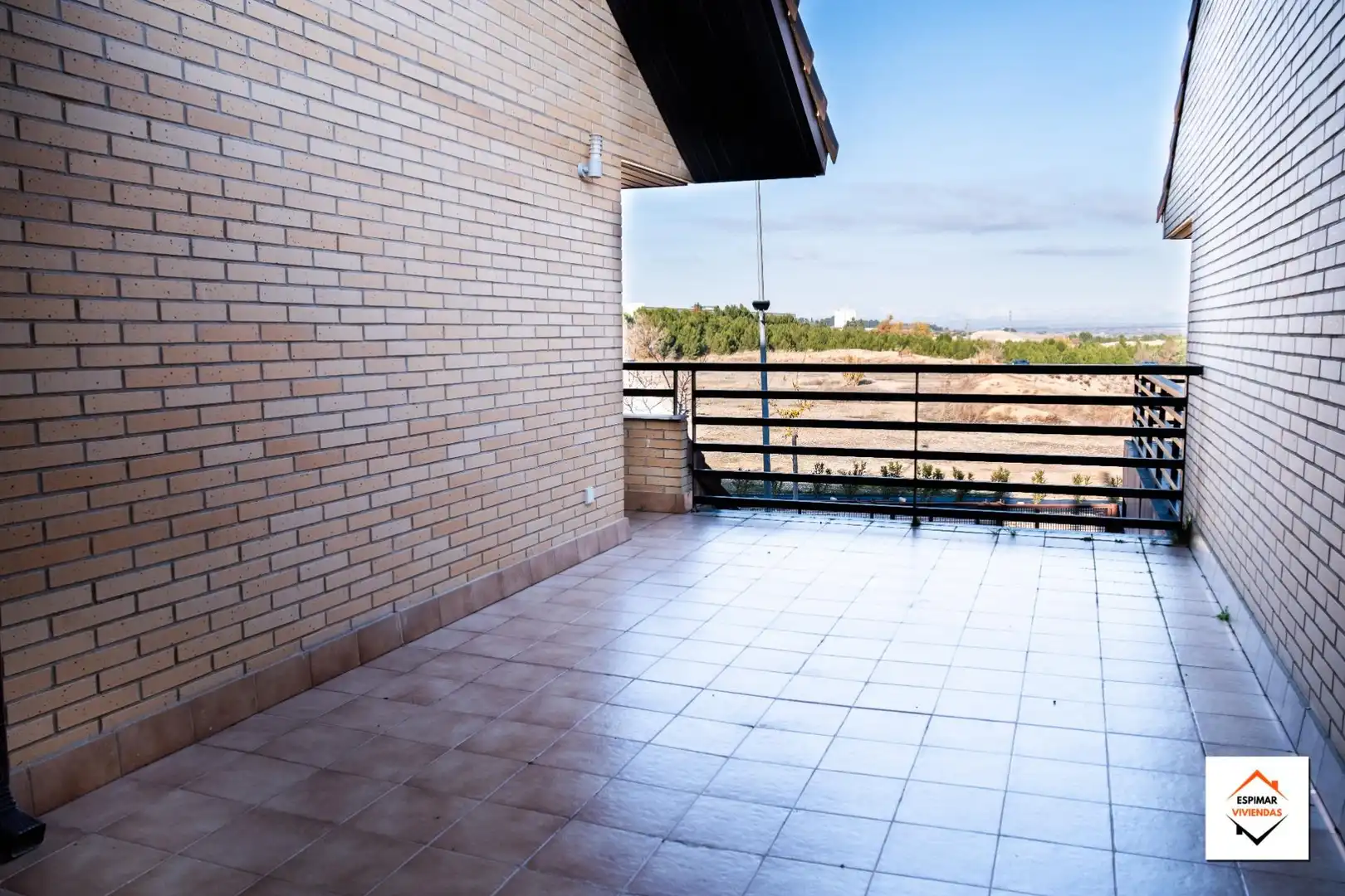 Terrasse von Einfamilien-Reihenhaus zum Verkauf in Villanueva de Gállego mit Heizung, Privatgarten und Terrasse