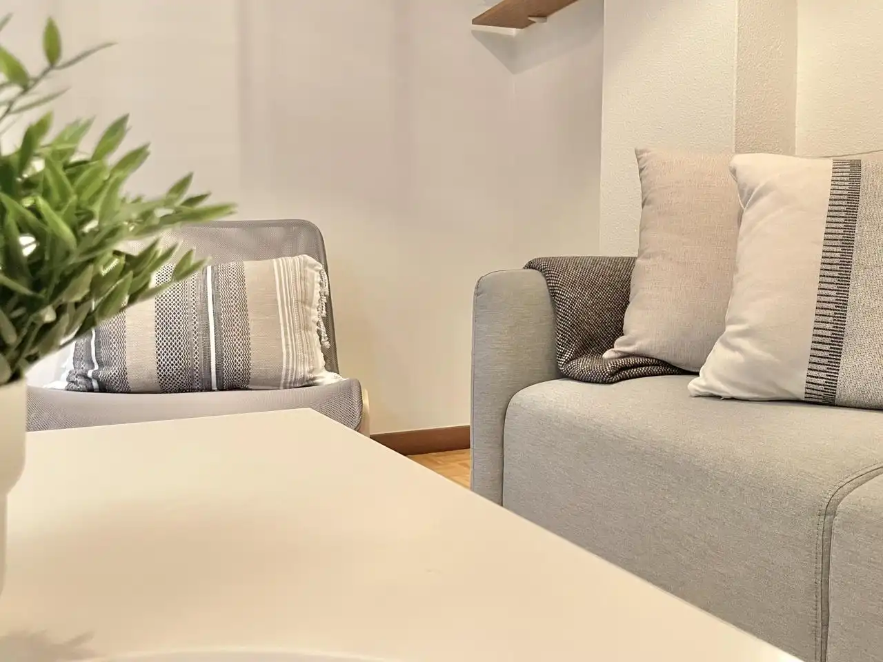 Sala d'estar de Pis de lloguer en A Coruña Capital  amb Calefacció, Parquet i Moblat
