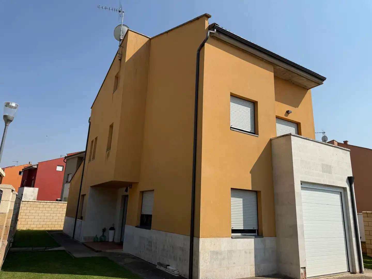 Vista exterior de Casa o xalet en venda en Villariezo amb Calefacció, Jardí privat i Piscina