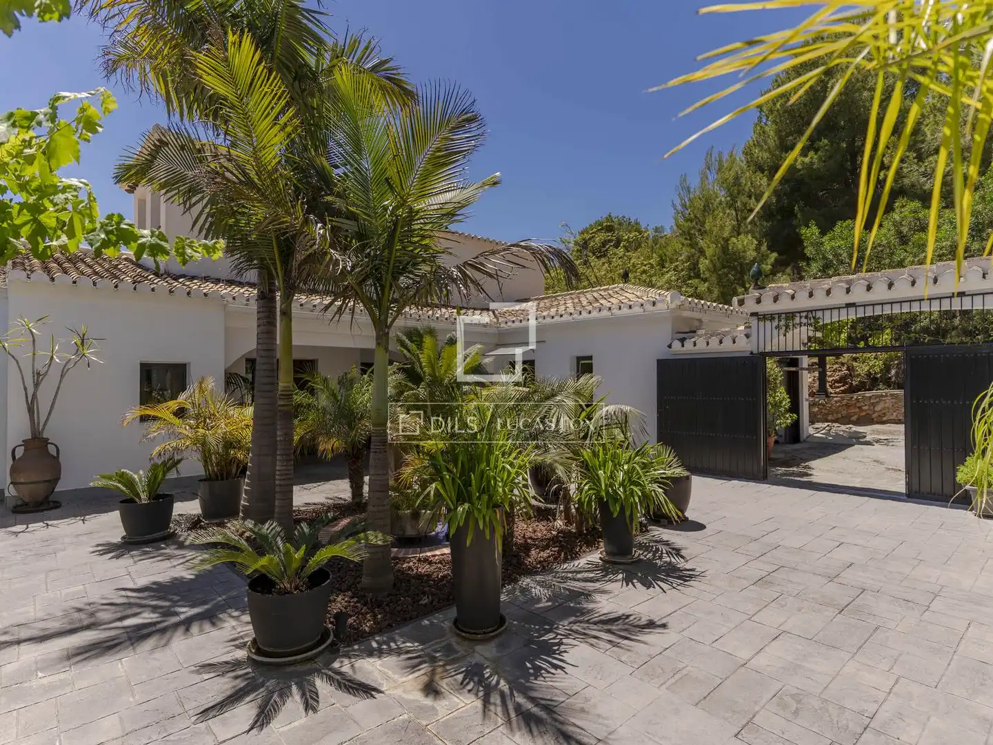 Vista exterior de Casa o xalet en venda en Almuñécar amb Aire condicionat, Calefacció i Jardí privat