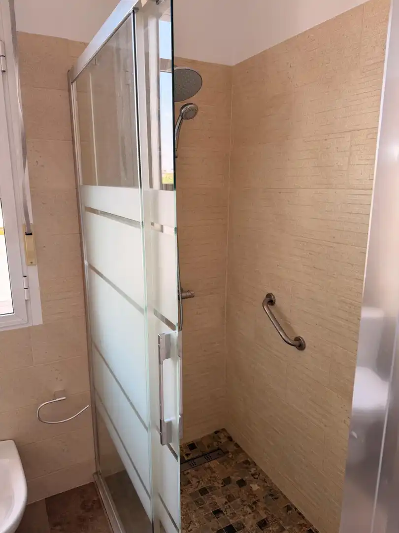 Baño de Piso de alquiler en Sevilla con Aire acondicionado, Calefacción y Amueblado