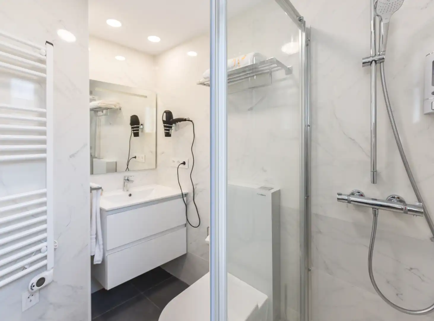 Badezimmer von Wohnung zur Miete in Fuengirola mit Klimaanlage, Heizung und Privatgarten