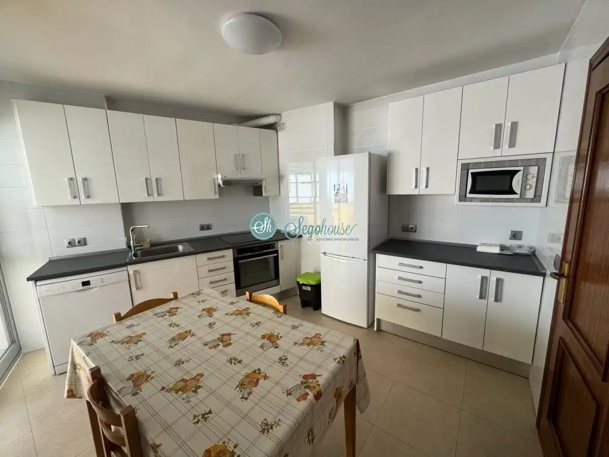 Cuina de Pis en venda en Segovia amb Calefacció, Parquet i Terrassa