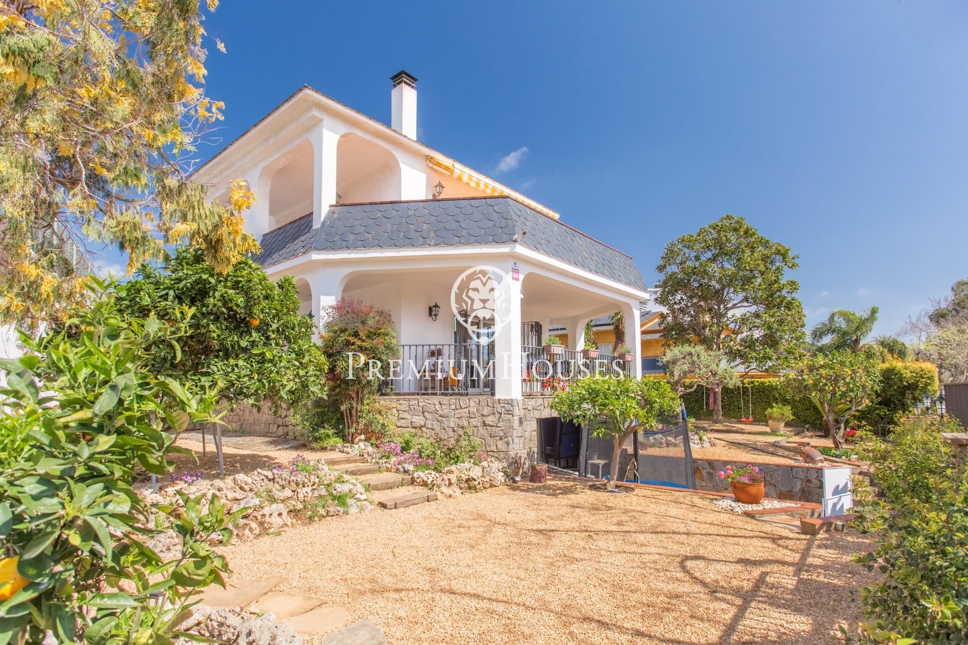 Exterior view of House or chalet for sale in El Masnou  with Air Conditioner, Heating and Private garden