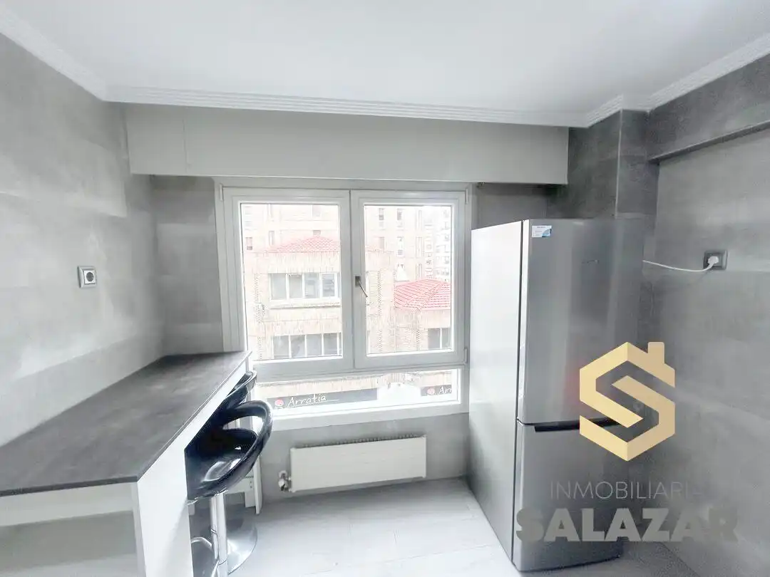 Cuina de Apartament de lloguer en Bilbao  amb Calefacció i Balcó
