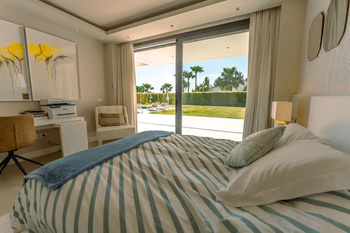 Dormitori de Casa o xalet de lloguer en Estepona amb Jardí privat, Piscina i Alarma