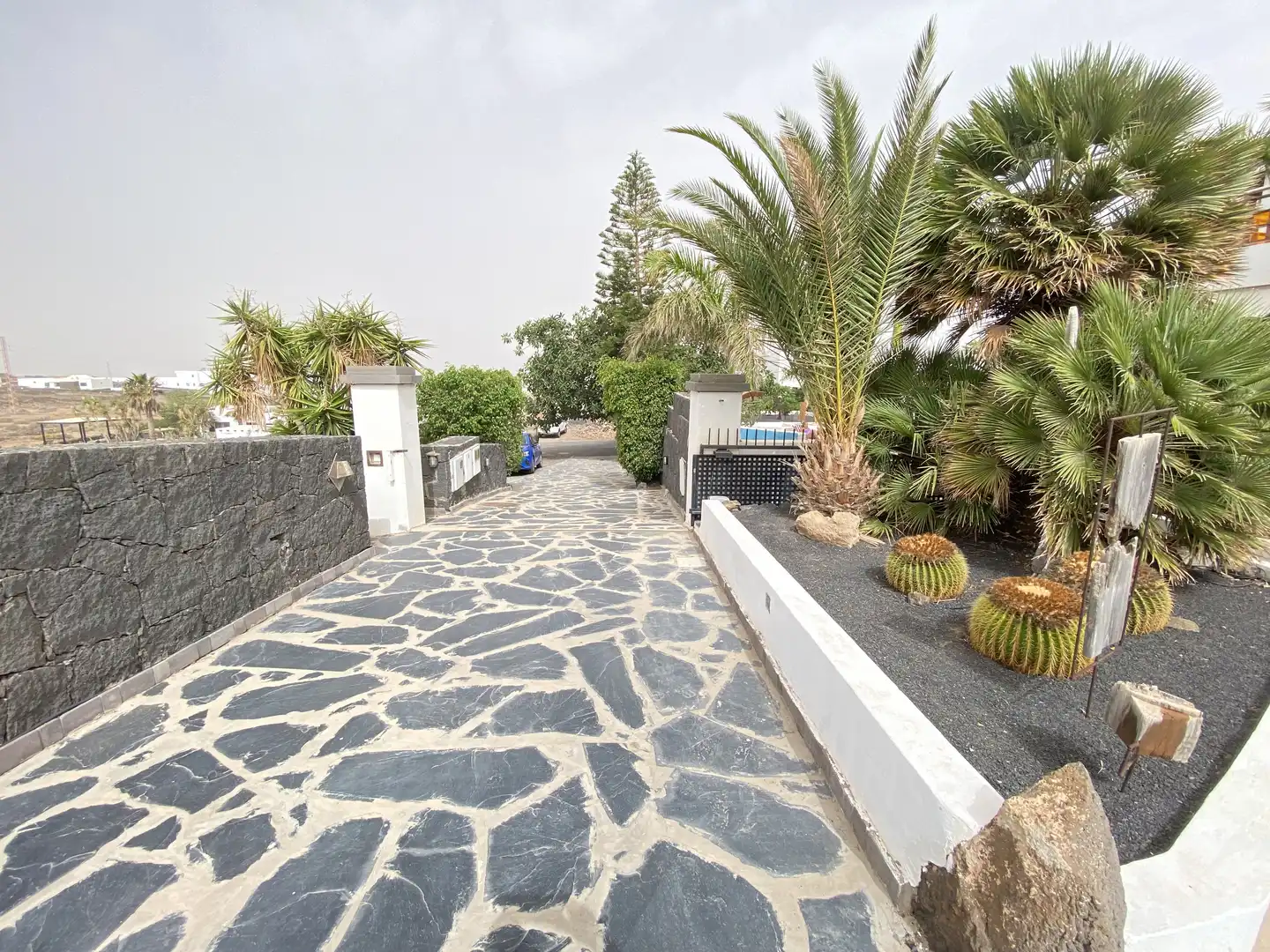 Vista exterior de Casa o xalet en venda en Yaiza amb Jardí privat, Terrassa i Piscina