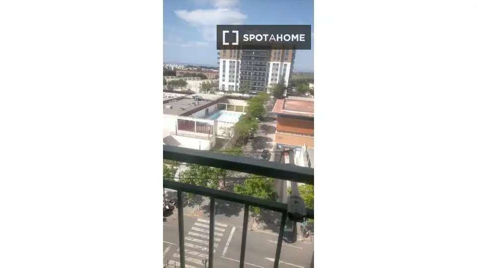 Vista exterior de Piso para compartir en Paterna con Aire acondicionado, Calefacción y Terraza