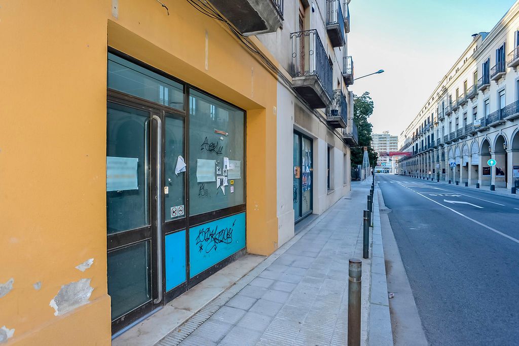 Vista exterior de Local en venta en La Bisbal d'Empordà