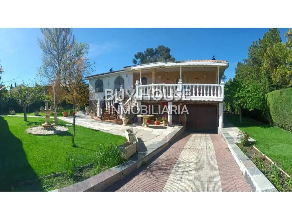 Vista exterior de Casa o xalet en venda en Villaluenga de la Sagra amb Jardí privat i Piscina