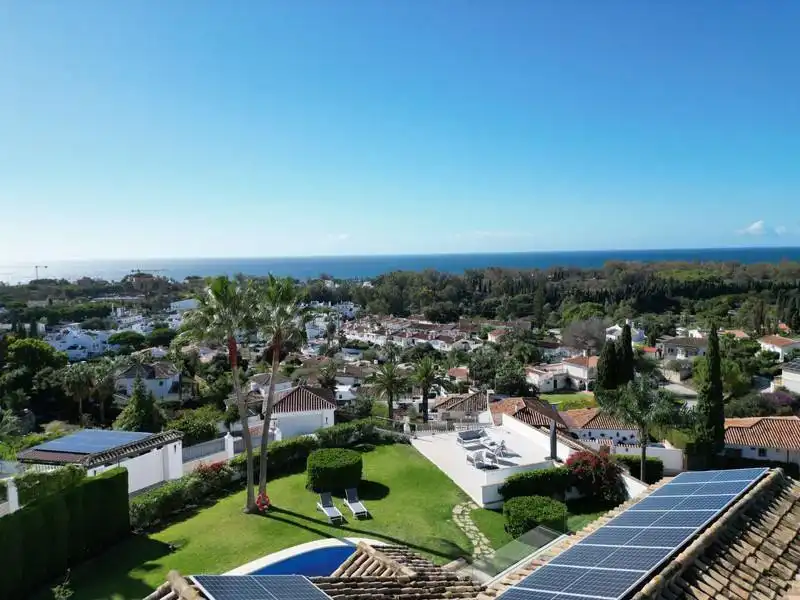 Vista exterior de Casa o xalet de lloguer en Marbella amb Aire condicionat, Calefacció i Jardí privat