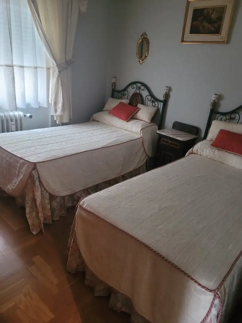 Dormitori de Pis en venda en Soria Capital  amb Calefacció, Parquet i Moblat