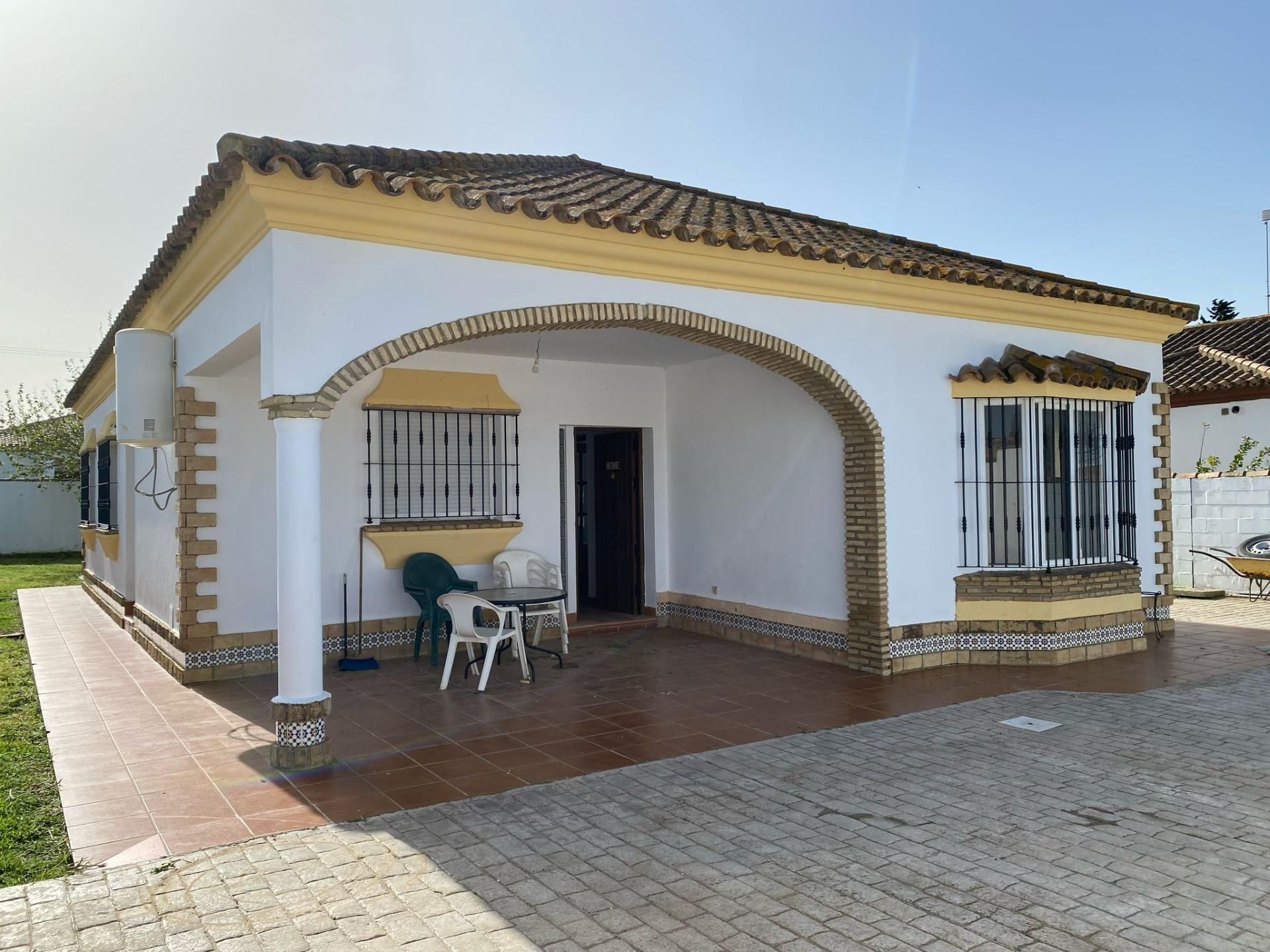 Vista exterior de Casa o xalet en venda en Chiclana de la Frontera amb Calefacció