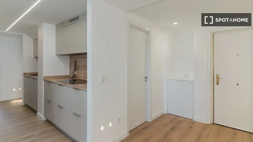 Flat for rent in Madrid  with Air Conditioner, Heating and Furnished