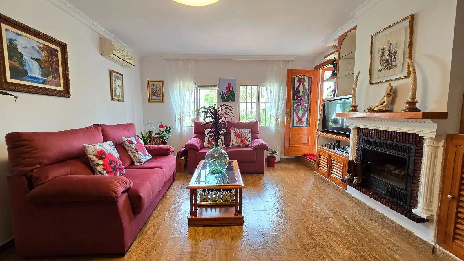 Wohnzimmer von Einfamilien-Reihenhaus zum Verkauf in Málaga mit Klimaanlage, Heizung und Schwimmbad
