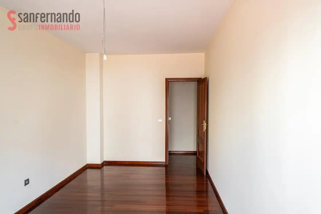 Habitación de Piso en venta en Torrelavega  con Terraza y Balcón