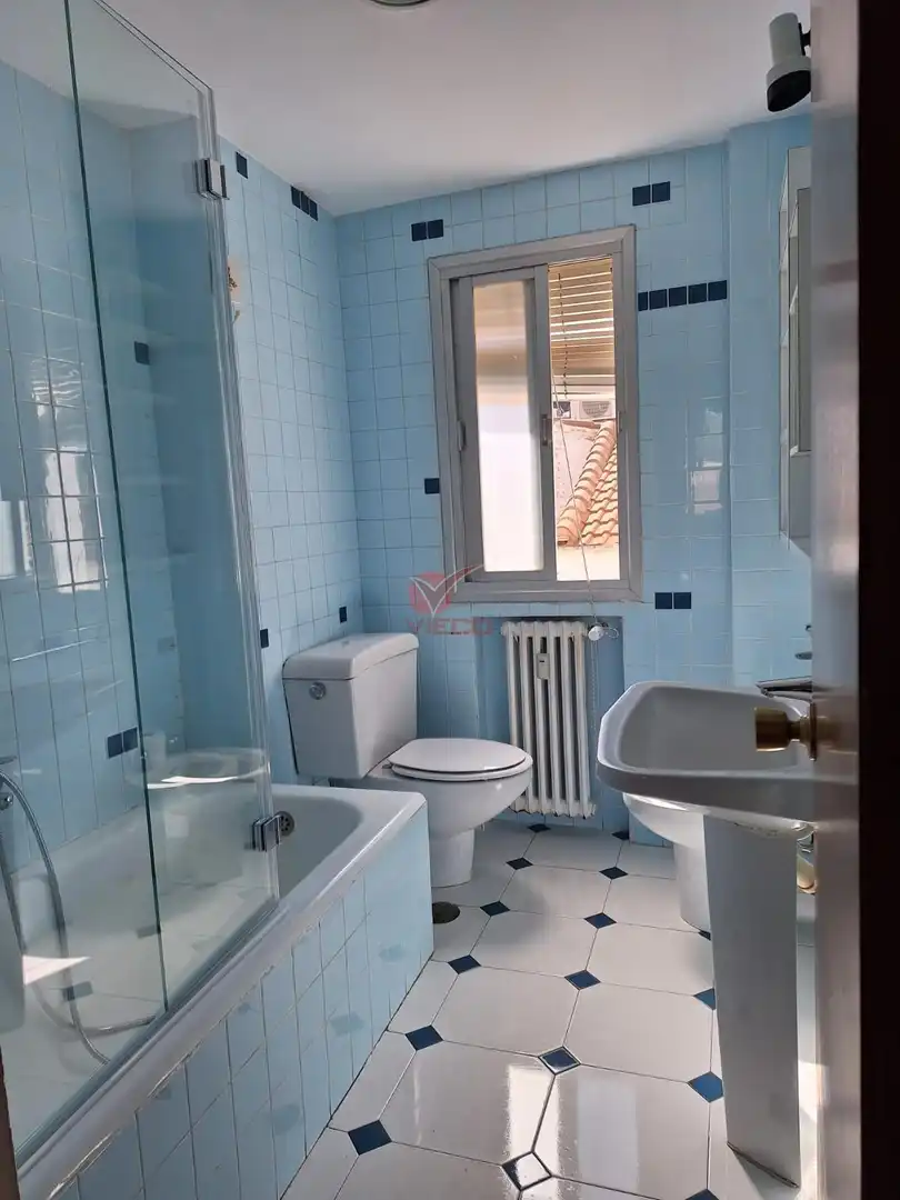 Badezimmer von Wohnung zur Miete in Cuenca mit Heizung und Möbliert