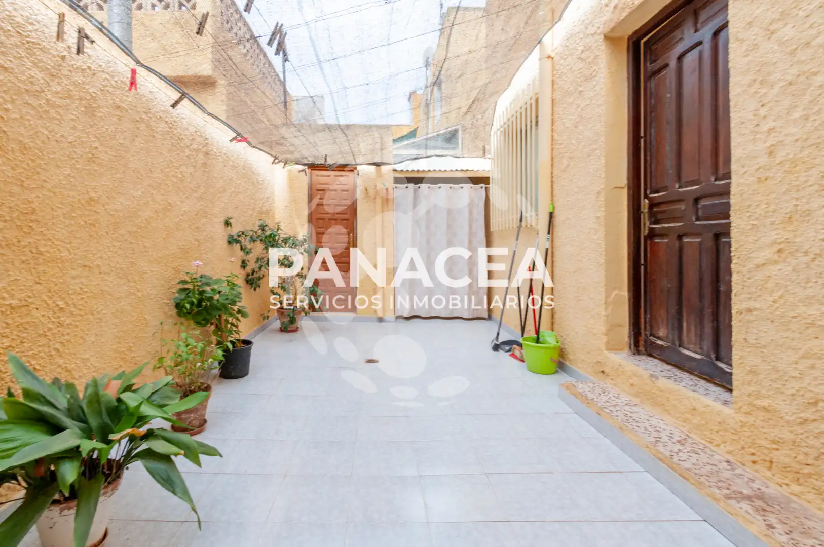 Vista exterior de Casa o xalet en venda en Roquetas de Mar amb Aire condicionat, Jardí privat i Moblat