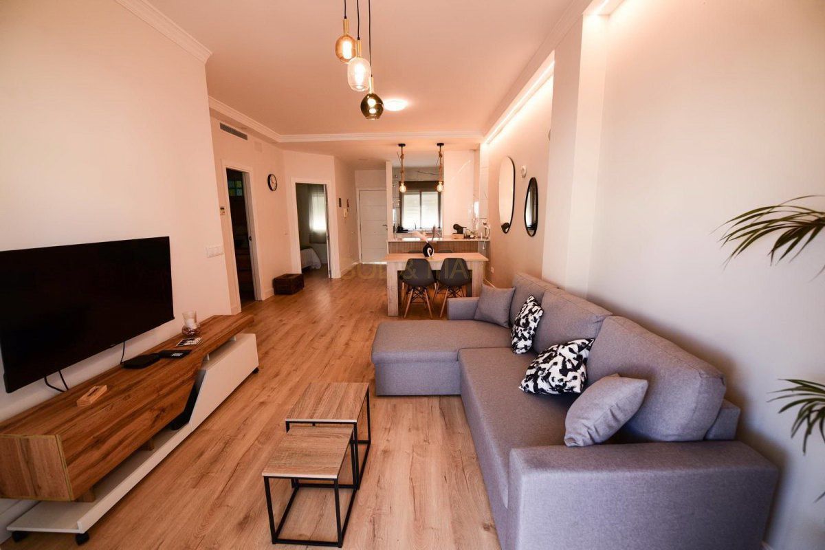 Sala d'estar de Apartament de lloguer en Benalmádena amb Aire condicionat, Parquet i Terrassa