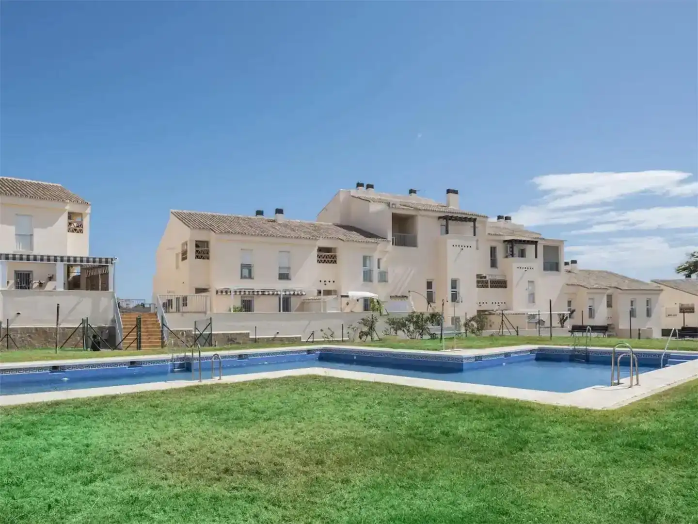 Vista exterior de Piso de alquiler en Vélez-Málaga con Aire acondicionado, Piscina y Amueblado