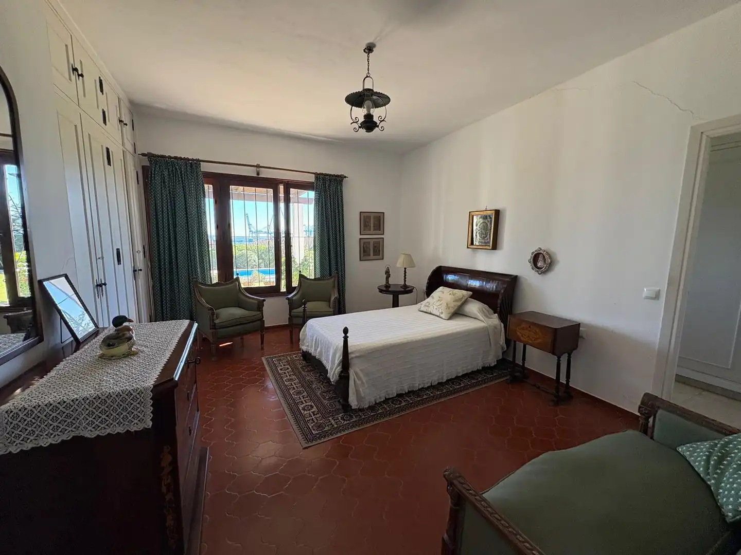 Dormitori de Casa o xalet en venda en Algeciras amb Aire condicionat, Jardí privat i Parquet