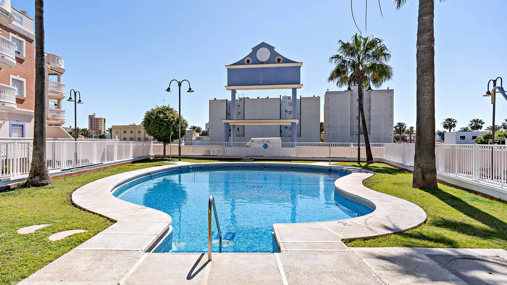 Piscina de Pis en venda en Roquetas de Mar amb Terrassa, Piscina i Moblat