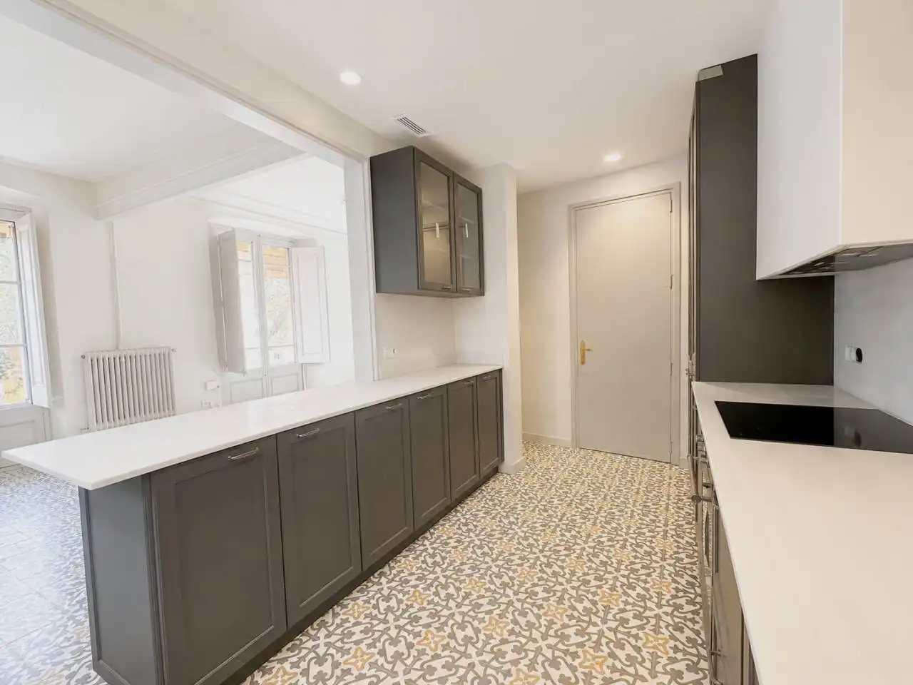 Cocina de Piso de alquiler en Girona con Aire acondicionado, Calefacción y Jardín privado