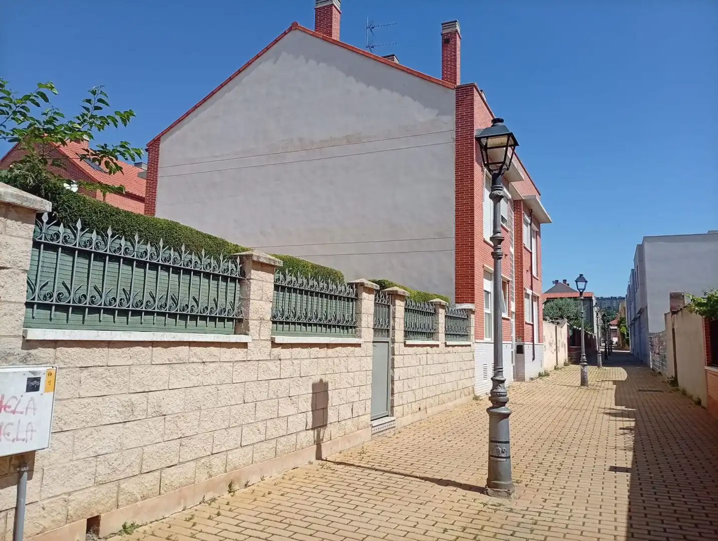 Vista exterior de Piso en venta en Arroyo de la Encomienda con Calefacción, Terraza y Trastero