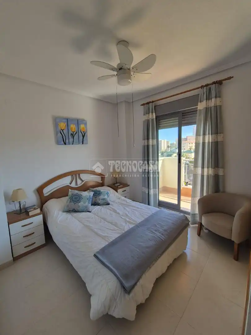 Habitación de Piso en venta en Alicante / Alacant con Aire acondicionado, Terraza y Piscina comunitaria