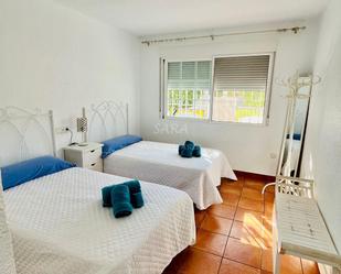 Dormitori de Apartament de lloguer en Roquetas de Mar amb Terrassa i Piscina comunitària