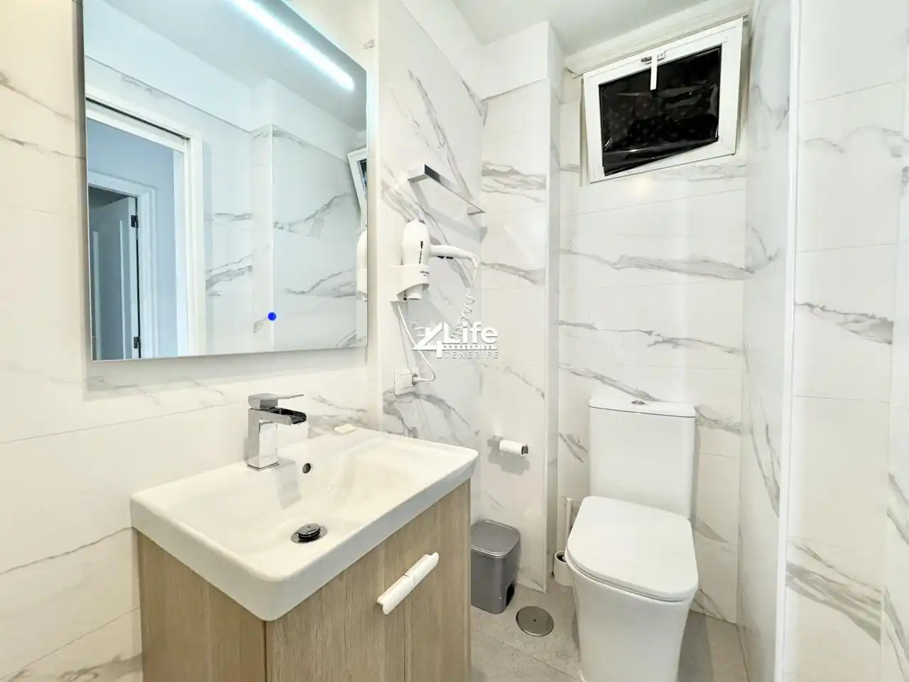 Baño de Apartamento en venta en Arona con Terraza, Amueblado y Balcón