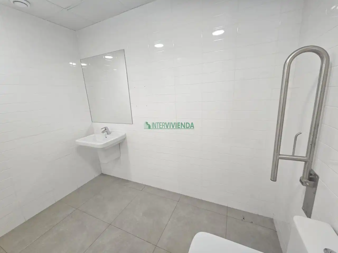 Bathroom of Commercial properties for rent in Vigo   with Air Conditioner