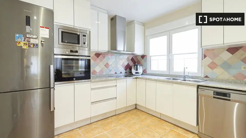 Kitchen of Flat for share in Sevilla la Nueva  with Air Conditioner, Heating and Furnished
