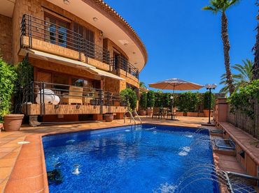 House with pool for sale in Oscar Espla