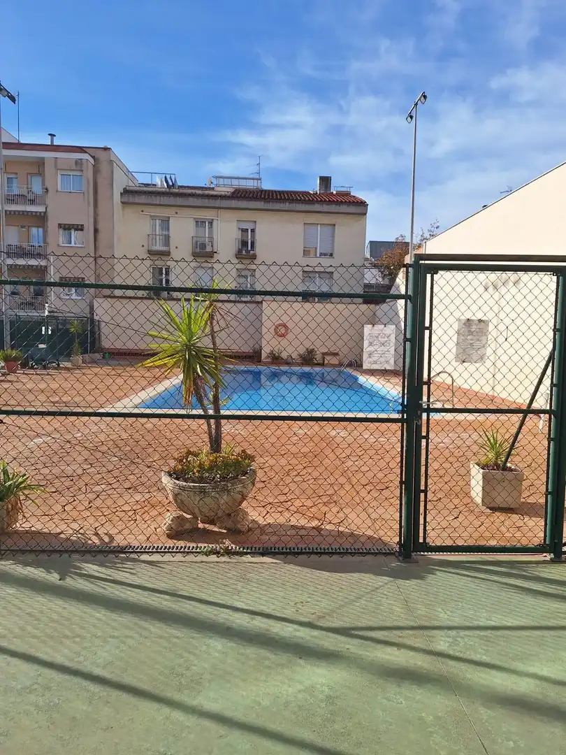 Schwimmbecken von Wohnung zum Verkauf in Sabadell mit Klimaanlage, Heizung und Balkon