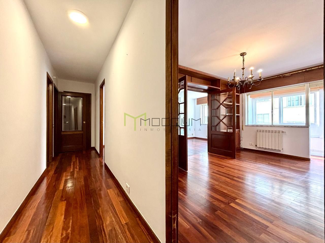 Sala d'estar de Pis en venda en Santiago de Compostela  amb Calefacció, Parquet i Traster
