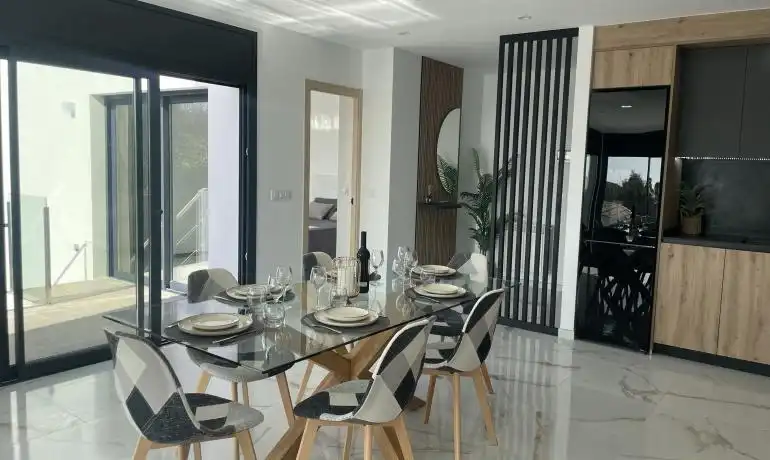 Menjador de Casa o xalet en venda en Roses amb Calefacció, Jardí privat i Terrassa