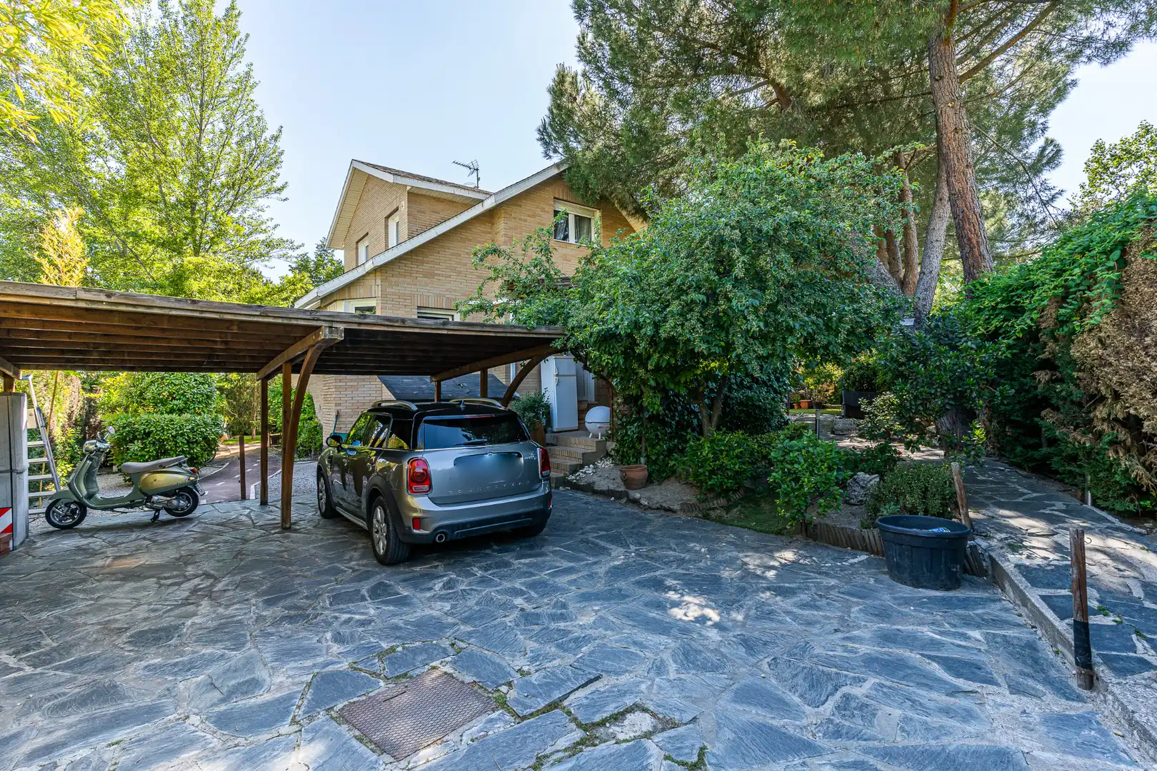 Vista exterior de Casa o xalet en venda en Las Rozas de Madrid amb Aire condicionat, Calefacció i Jardí privat