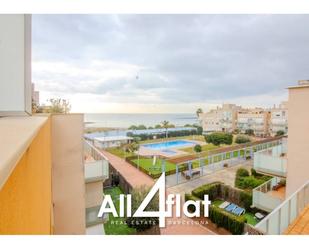 Vista exterior de Àtic en venda en Cubelles amb Aire condicionat, Calefacció i Jardí privat