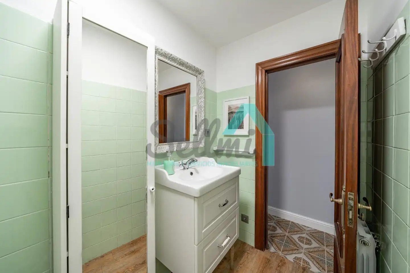 Bathroom of Flat for rent in Gijón   with Heating, Terrace and Furnished