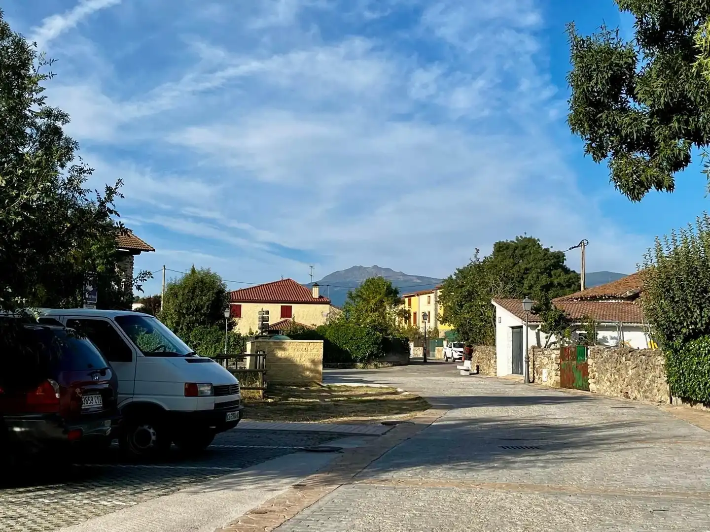 Vista exterior de Casa adosada en venta en Pinilla del Valle con Calefacción, Jardín privado y Trastero