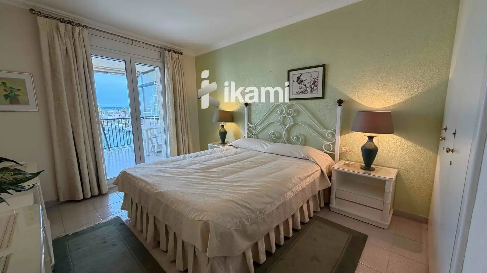 Schlafzimmer von Dachboden zur Miete in Empuriabrava mit Klimaanlage, Heizung und Terrasse