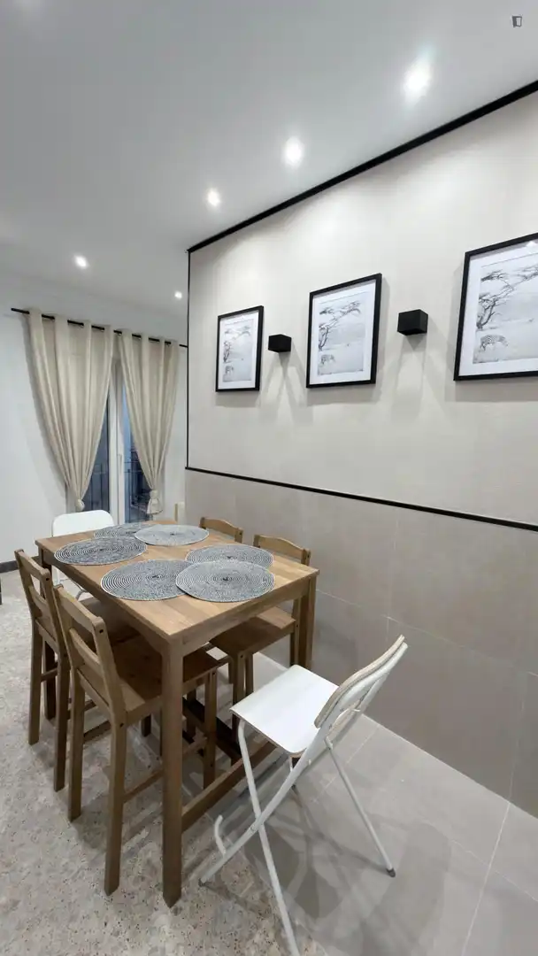 Menjador de Apartament per a compartir en Granada amb Moblat, Forn i Microones