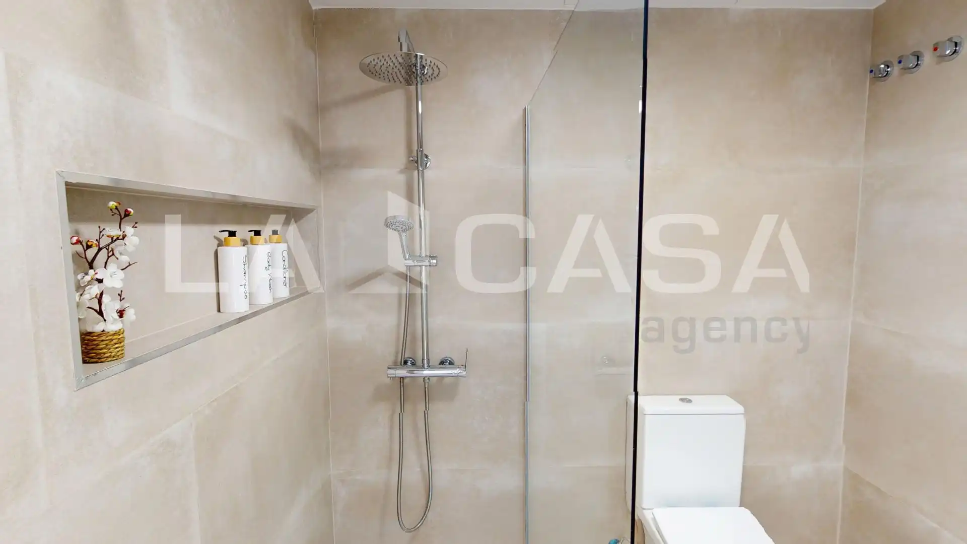 Badezimmer von Erdgeschoss zum Verkauf in Valencia mit Klimaanlage, Heizung und Möbliert