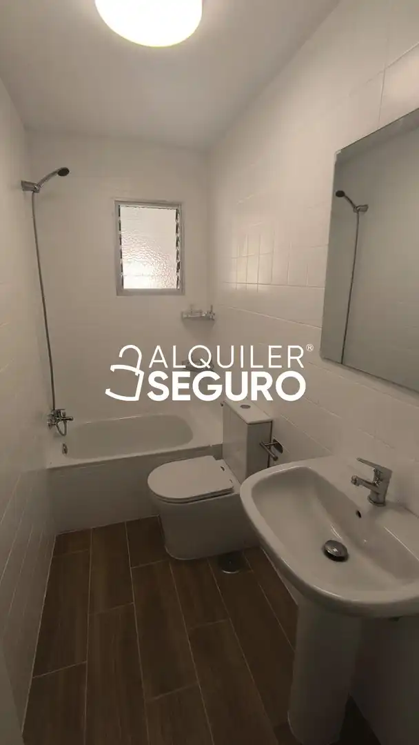 Bany de Pis de lloguer en Sevilla amb Aire condicionat