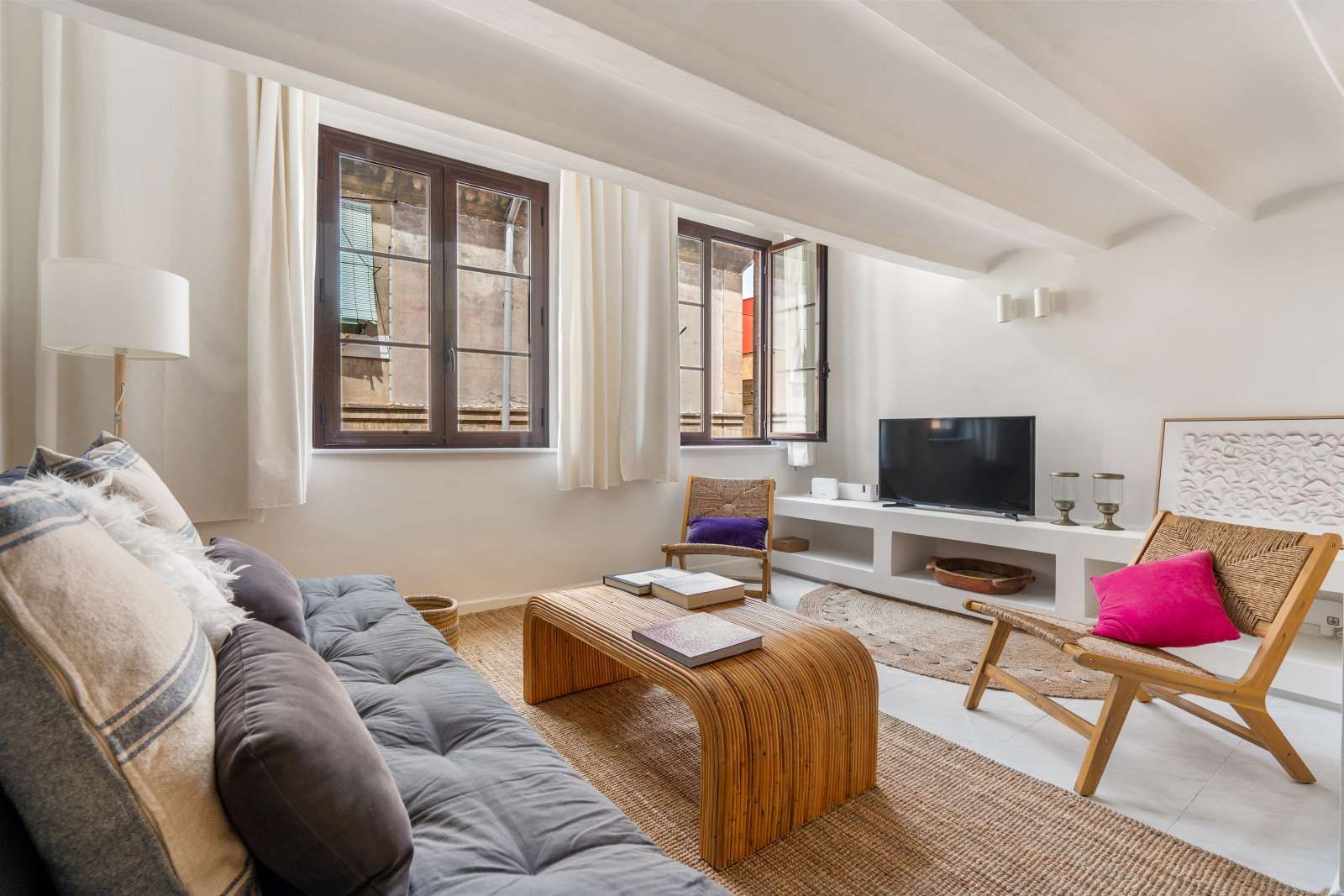 Living room of Study to share in  Barcelona Capital  with Air Conditioner and Terrace