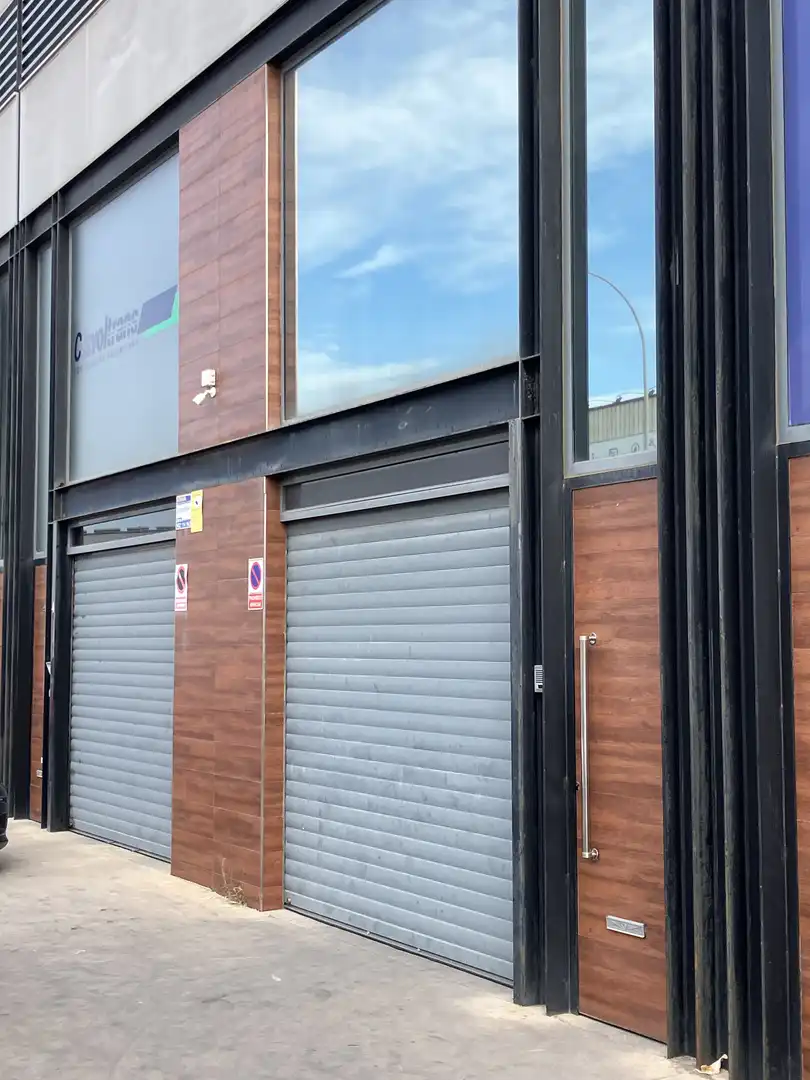 Industrial building with lift for sale in Calle Italia 190