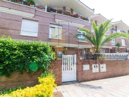 Vista exterior de Casa adosada en venda en Berriz amb Calefacció, Jardí privat i Terrassa