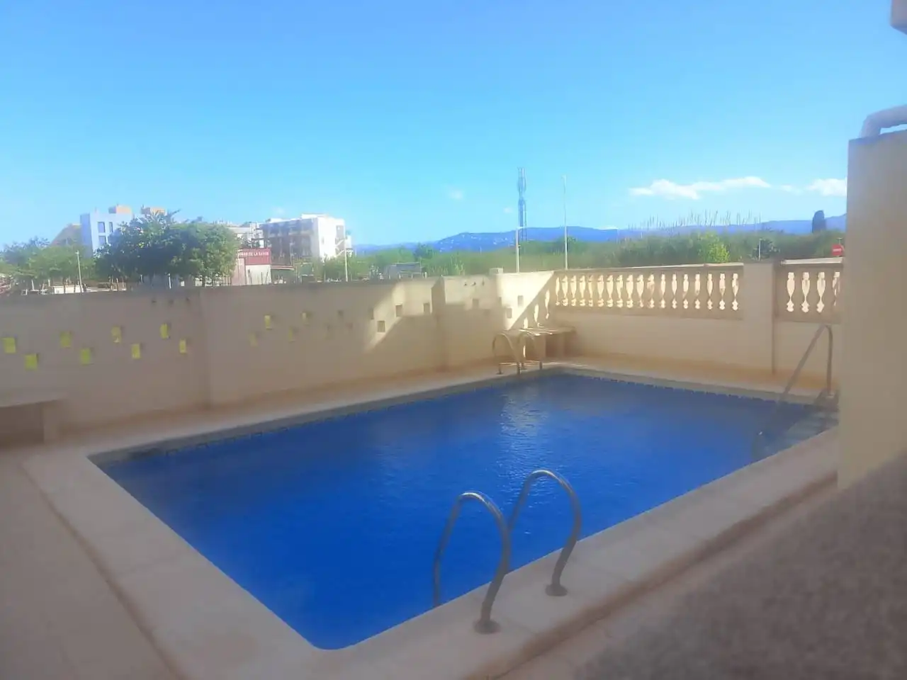 Piscina de Piso en venta en Guardamar de la Safor con Aire acondicionado, Terraza y Amueblado